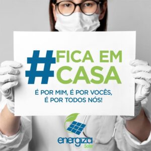 mulher com banner covid19 coronavirus com os dizeres #ficaemcasa